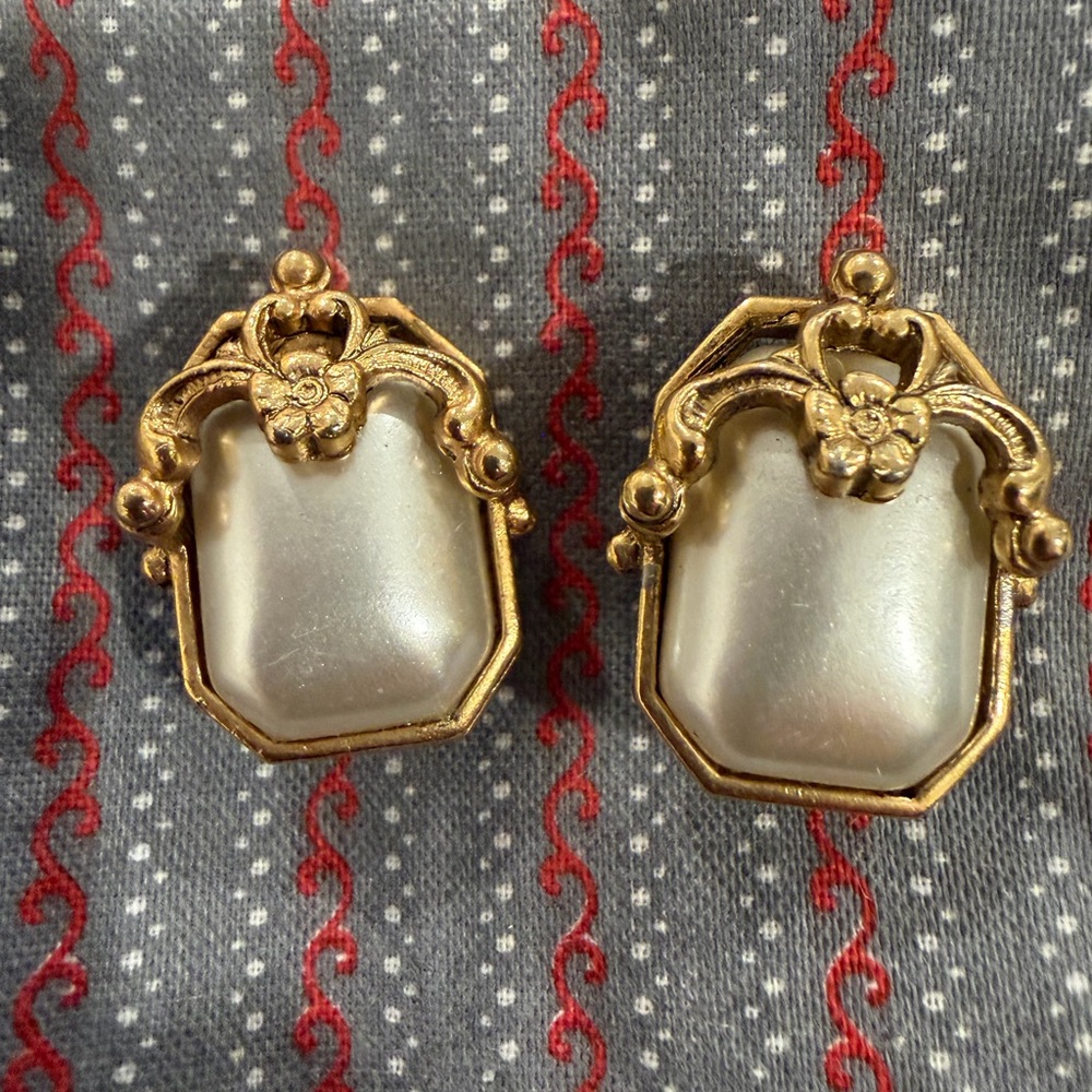 Vintage Gold-Tone Pearl Octagon Earrings - Classic Feminine Style
